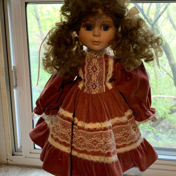 Charming Musical doll with stand - Picture 2 of 2